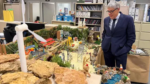 El delegado territorial de la Junta en León, Eduardo Diego, ha visitado este martes los nacimientos tradicionales para desear felices fiestas a todos los trabajadores de esta administración.

El delegado territorial de la Junta en León, Eduardo Diego, ha visitado este martes los nacimientos tradicionales para desear felices fiestas a todos los trabajadores de esta administración. Cada belén cuenta con su toque personal, empezando por el común de la Delegación que trata de abarcar varios Servicios Territoriales.