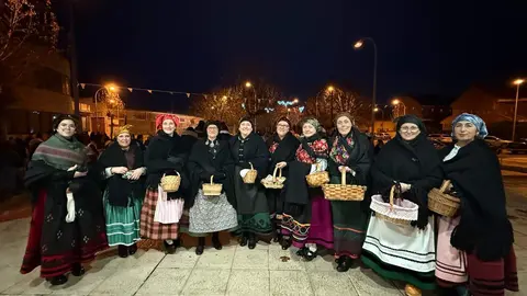Trobajo del Camino se convirtió este martes en escenario de una de las tradiciones más singulares del imaginario leonés con la celebración de la cabalgata de la Vieja del Monte. Fotos: Isaac Llamazares | Ayuntamiento de San Andrés