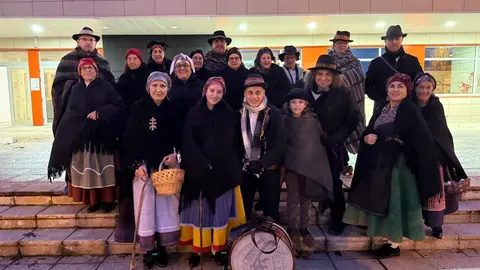 Trobajo del Camino se convirtió este martes en escenario de una de las tradiciones más singulares del imaginario leonés con la celebración de la cabalgata de la Vieja del Monte. Fotos: Isaac Llamazares | Ayuntamiento de San Andrés