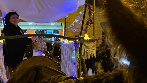 Trobajo del Camino se convirtió este martes en escenario de una de las tradiciones más singulares del imaginario leonés con la celebración de la cabalgata de la Vieja del Monte. Fotos: Isaac Llamazares | Ayuntamiento de San Andrés