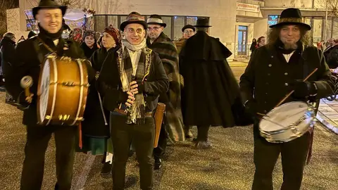 Trobajo del Camino se convirtió este martes en escenario de una de las tradiciones más singulares del imaginario leonés con la celebración de la cabalgata de la Vieja del Monte. Fotos: Isaac Llamazares | Ayuntamiento de San Andrés