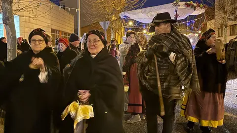 Trobajo del Camino se convirtió este martes en escenario de una de las tradiciones más singulares del imaginario leonés con la celebración de la cabalgata de la Vieja del Monte. Fotos: Isaac Llamazares | Ayuntamiento de San Andrés
