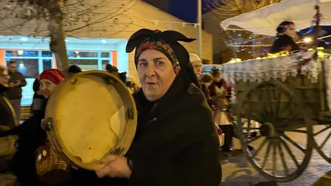 Trobajo del Camino se convirtió este martes en escenario de una de las tradiciones más singulares del imaginario leonés con la celebración de la cabalgata de la Vieja del Monte. Fotos: Isaac Llamazares | Ayuntamiento de San Andrés