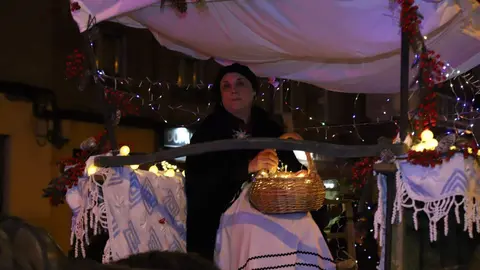 Trobajo del Camino se convirtió este martes en escenario de una de las tradiciones más singulares del imaginario leonés con la celebración de la cabalgata de la Vieja del Monte. Fotos: Isaac Llamazares | Ayuntamiento de San Andrés