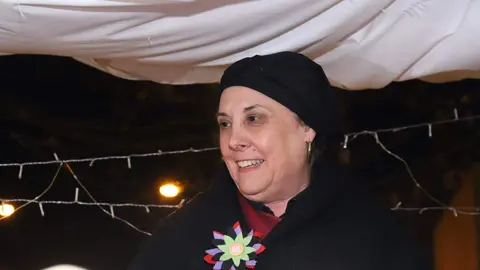 Trobajo del Camino se convirtió este martes en escenario de una de las tradiciones más singulares del imaginario leonés con la celebración de la cabalgata de la Vieja del Monte. Fotos: Isaac Llamazares | Ayuntamiento de San Andrés