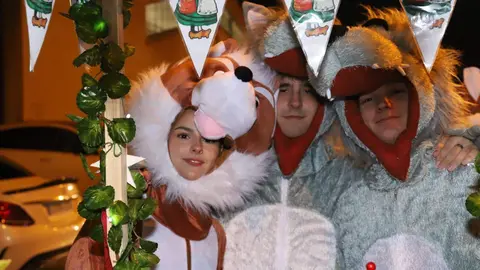 Trobajo del Camino se convirtió este martes en escenario de una de las tradiciones más singulares del imaginario leonés con la celebración de la cabalgata de la Vieja del Monte. Fotos: Isaac Llamazares | Ayuntamiento de San Andrés