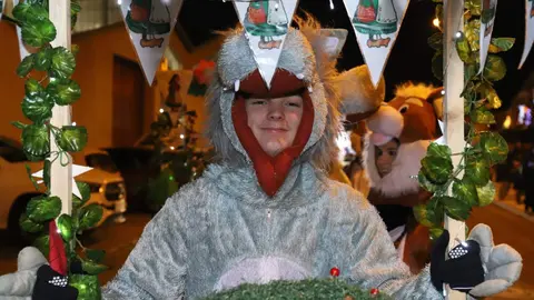 Trobajo del Camino se convirtió este martes en escenario de una de las tradiciones más singulares del imaginario leonés con la celebración de la cabalgata de la Vieja del Monte. Fotos: Isaac Llamazares | Ayuntamiento de San Andrés
