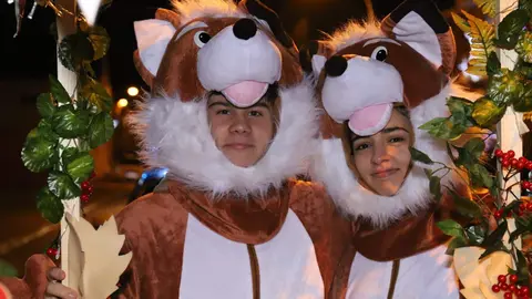 Trobajo del Camino se convirtió este martes en escenario de una de las tradiciones más singulares del imaginario leonés con la celebración de la cabalgata de la Vieja del Monte. Fotos: Isaac Llamazares | Ayuntamiento de San Andrés