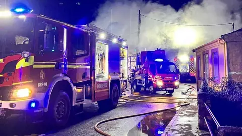 Dotaciones de los parques de bomberos de Celada y Valencia de Don Juan participaron en la extinción de un incendio declarado durante la pasada madrugada en Calzada de la Valdería.
