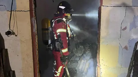 Dotaciones de los parques de bomberos de Celada y Valencia de Don Juan participaron en la extinción de un incendio declarado durante la pasada madrugada en Calzada de la Valdería.