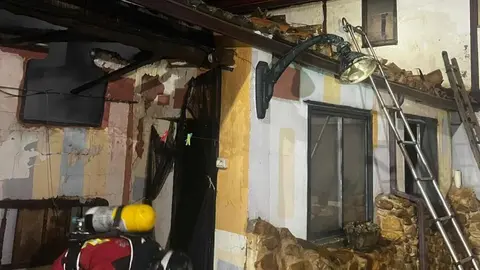 Dotaciones de los parques de bomberos de Celada y Valencia de Don Juan participaron en la extinción de un incendio declarado durante la pasada madrugada en Calzada de la Valdería.