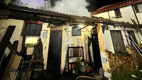 Dotaciones de los parques de bomberos de Celada y Valencia de Don Juan participaron en la extinción de un incendio declarado durante la pasada madrugada en Calzada de la Valdería.