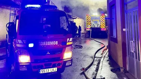 Dotaciones de los parques de bomberos de Celada y Valencia de Don Juan participaron en la extinción de un incendio declarado durante la pasada madrugada en Calzada de la Valdería.