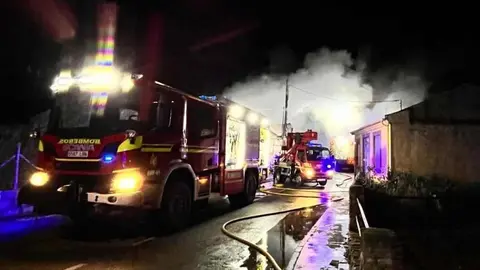 Dotaciones de los parques de bomberos de Celada y Valencia de Don Juan participaron en la extinción de un incendio declarado durante la pasada madrugada en Calzada de la Valdería.