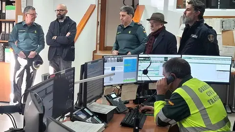 El subdelegado del Gobierno en León, Héctor Alaiz Moretón, y el alcalde de la ciudad, José Antonio Diez, realizaron este miércoles una visita institucional a distintas dependencias de los cuerpos de seguridad con motivo de las fiestas navideñas.