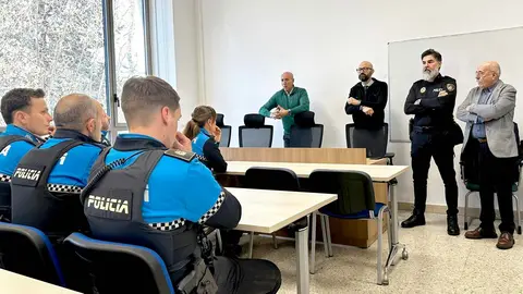 El subdelegado del Gobierno en León, Héctor Alaiz Moretón, y el alcalde de la ciudad, José Antonio Diez, realizaron este miércoles una visita institucional a distintas dependencias de los cuerpos de seguridad con motivo de las fiestas navideñas.