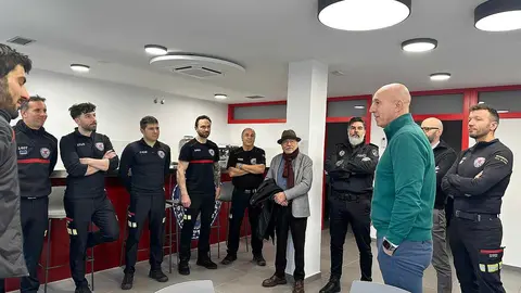 El subdelegado del Gobierno en León, Héctor Alaiz Moretón, y el alcalde de la ciudad, José Antonio Diez, realizaron este miércoles una visita institucional a distintas dependencias de los cuerpos de seguridad con motivo de las fiestas navideñas.