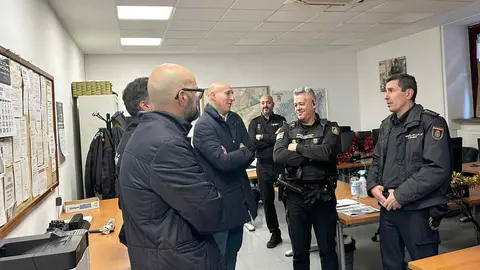 El subdelegado del Gobierno en León, Héctor Alaiz Moretón, y el alcalde de la ciudad, José Antonio Diez, realizaron este miércoles una visita institucional a distintas dependencias de los cuerpos de seguridad con motivo de las fiestas navideñas.