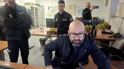 El subdelegado del Gobierno en León, Héctor Alaiz Moretón, y el alcalde de la ciudad, José Antonio Diez, realizaron este miércoles una visita institucional a distintas dependencias de los cuerpos de seguridad con motivo de las fiestas navideñas.