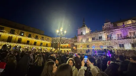 La Tardebuena ha dejado de ser una costumbre espontánea para convertirse en una cita señalada en el calendario leonés. Y menuda fiesta.