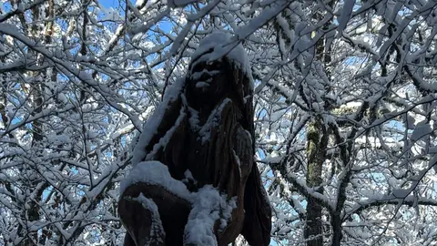 La Ruta de la Mitología Leonesa en Carande se transforma en un paisaje mágico bajo la nieve, donde la historia y la naturaleza se entrelazan en cada sendero.