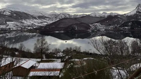 La Ruta de la Mitología Leonesa en Carande se transforma en un paisaje mágico bajo la nieve, donde la historia y la naturaleza se entrelazan en cada sendero.
