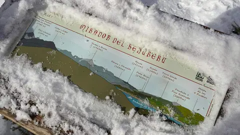 La Ruta de la Mitología Leonesa en Carande se transforma en un paisaje mágico bajo la nieve, donde la historia y la naturaleza se entrelazan en cada sendero.