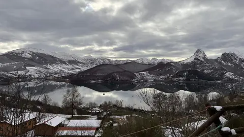 La Ruta de la Mitología Leonesa en Carande se transforma en un paisaje mágico bajo la nieve, donde la historia y la naturaleza se entrelazan en cada sendero.