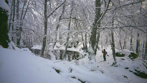 La Ruta de la Mitología Leonesa en Carande se transforma en un paisaje mágico bajo la nieve, donde la historia y la naturaleza se entrelazan en cada sendero.