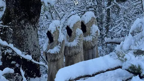La Ruta de la Mitología Leonesa en Carande se transforma en un paisaje mágico bajo la nieve, donde la historia y la naturaleza se entrelazan en cada sendero.