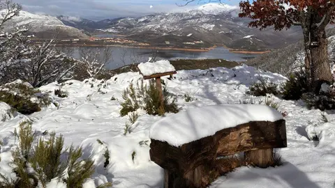 La Ruta de la Mitología Leonesa en Carande se transforma en un paisaje mágico bajo la nieve, donde la historia y la naturaleza se entrelazan en cada sendero.
