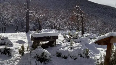 La Ruta de la Mitología Leonesa en Carande se transforma en un paisaje mágico bajo la nieve, donde la historia y la naturaleza se entrelazan en cada sendero.