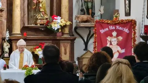'Don Augusto', el cura dominico de la iglesia de Oteruelo de la Valdoncina, toca la trompeta o el acordeón, entre otros instrumentos, cuenta cuentos de Navidad a sus feligreses, organiza conciertos con la colaboración de los más jóvenes y sus relatos encandilan a la parroquia.