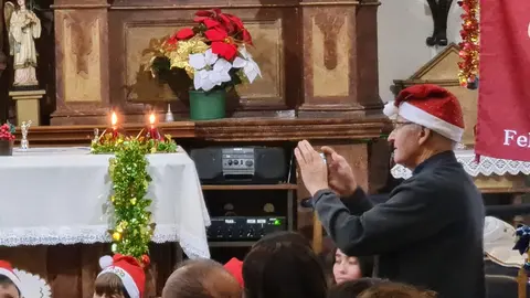 'Don Augusto', el cura dominico de la iglesia de Oteruelo de la Valdoncina, toca la trompeta o el acordeón, entre otros instrumentos, cuenta cuentos de Navidad a sus feligreses, organiza conciertos con la colaboración de los más jóvenes y sus relatos encandilan a la parroquia.