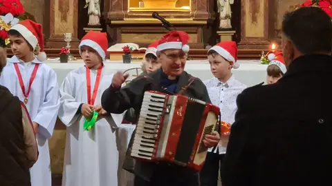 'Don Augusto', el cura dominico de la iglesia de Oteruelo de la Valdoncina, toca la trompeta o el acordeón, entre otros instrumentos, cuenta cuentos de Navidad a sus feligreses, organiza conciertos con la colaboración de los más jóvenes y sus relatos encandilan a la parroquia.