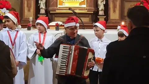 'Don Augusto', el cura dominico de la iglesia de Oteruelo de la Valdoncina, toca la trompeta o el acordeón, entre otros instrumentos, cuenta cuentos de Navidad a sus feligreses, organiza conciertos con la colaboración de los más jóvenes y sus relatos encandilan a la parroquia.