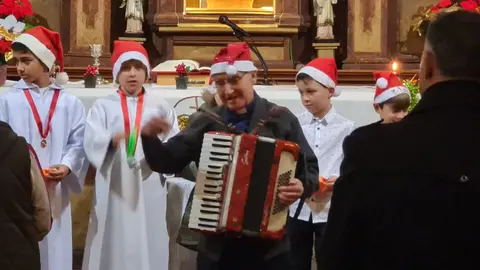 'Don Augusto', el cura dominico de la iglesia de Oteruelo de la Valdoncina, toca la trompeta o el acordeón, entre otros instrumentos, cuenta cuentos de Navidad a sus feligreses, organiza conciertos con la colaboración de los más jóvenes y sus relatos encandilan a la parroquia.