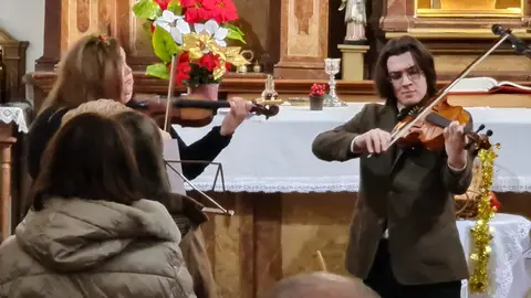 'Don Augusto', el cura dominico de la iglesia de Oteruelo de la Valdoncina, toca la trompeta o el acordeón, entre otros instrumentos, cuenta cuentos de Navidad a sus feligreses, organiza conciertos con la colaboración de los más jóvenes y sus relatos encandilan a la parroquia.