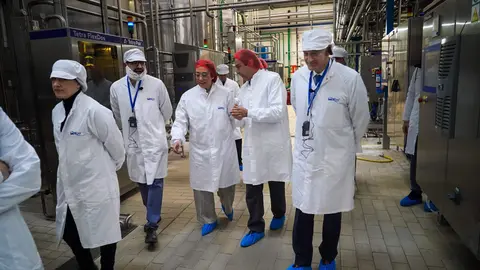 La consejera de Agricultura, Ganadería y Desarrollo Rural, María González Corral, durante su visita a las instalaciones de Lactiber en León. Foto: Junta de Castilla y León.