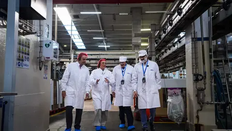 La consejera de Agricultura, Ganadería y Desarrollo Rural, María González Corral, durante su visita a las instalaciones de Lactiber en León. Foto: Junta de Castilla y León.