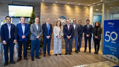 La consejera de Agricultura, Ganadería y Desarrollo Rural, María González Corral, durante su visita a las instalaciones de Lactiber en León. Foto: Junta de Castilla y León.