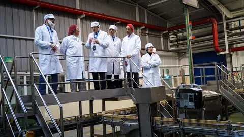 La consejera de Agricultura, Ganadería y Desarrollo Rural, María González Corral, durante su visita a las instalaciones de Lactiber en León. Foto: Junta de Castilla y León.