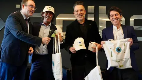 El Instituto Nacional de Ciberseguridad nombra Cibercooperante de Honor al grupo musical Café Quijano. Foto: Campillo.