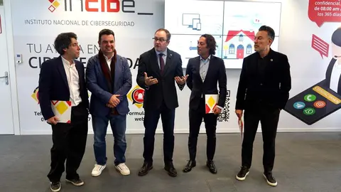 El Instituto Nacional de Ciberseguridad nombra Cibercooperante de Honor al grupo musical Café Quijano. Foto: Campillo.