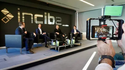 El Instituto Nacional de Ciberseguridad nombra Cibercooperante de Honor al grupo musical Café Quijano. Foto: Campillo.