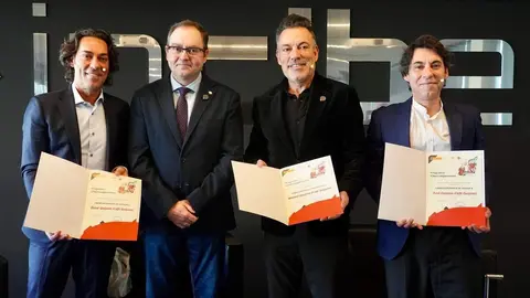 El Instituto Nacional de Ciberseguridad nombra Cibercooperante de Honor al grupo musical Café Quijano. Foto: Campillo.