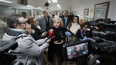 La consejera de Industria, Comercio y Empleo, Leticia García, durante su visita al Museo de Ciencias Naturales de Villafranca del Bierzo (León), para informar de la resolución definitiva del Programa Mixto de Empleo y Formación del próximo año. Foto: César Sánchez.