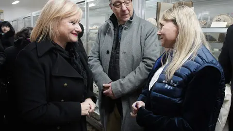 La consejera de Industria, Comercio y Empleo, Leticia García, durante su visita al Museo de Ciencias Naturales de Villafranca del Bierzo (León), para informar de la resolución definitiva del Programa Mixto de Empleo y Formación del próximo año. Foto: César Sánchez.