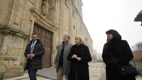 La consejera de Industria, Comercio y Empleo, Leticia García, durante su visita al Museo de Ciencias Naturales de Villafranca del Bierzo (León), para informar de la resolución definitiva del Programa Mixto de Empleo y Formación del próximo año. Foto: César Sánchez.