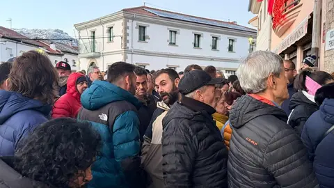 Tensión, inquietud, indignación y, sobre todo, mucho enfado. Así ha comenzado este viernes por la tarde la reunión convocada en el Ayuntamiento de Villamanín para aclarar lo sucedido con las participaciones del número 79.432, agraciado con El Gordo de la Lotería de Navidad. Fotos: Tinín